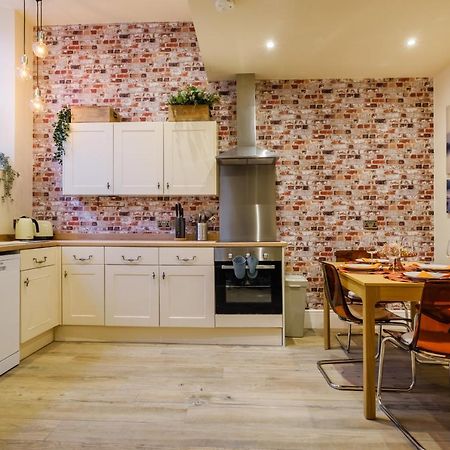 Flat 2, The Old Antiques Warehouse - Free Off-Site Health Club Access With Pool, Sauna, Steam Room & Gym Bowness-on-Windermere Esterno foto