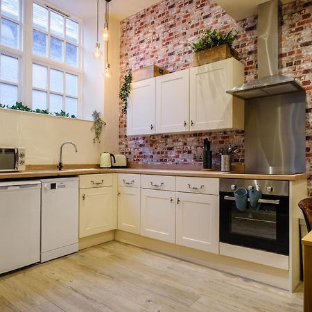 Flat 2, The Old Antiques Warehouse - Free Off-Site Health Club Access With Pool, Sauna, Steam Room & Gym Bowness-on-Windermere Esterno foto